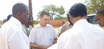 Le 12 avril 2010, M. le Ministre de l’Equipement et des Transport Ahmed Diane Séméga a visité le chantier de la Cité Administrative.